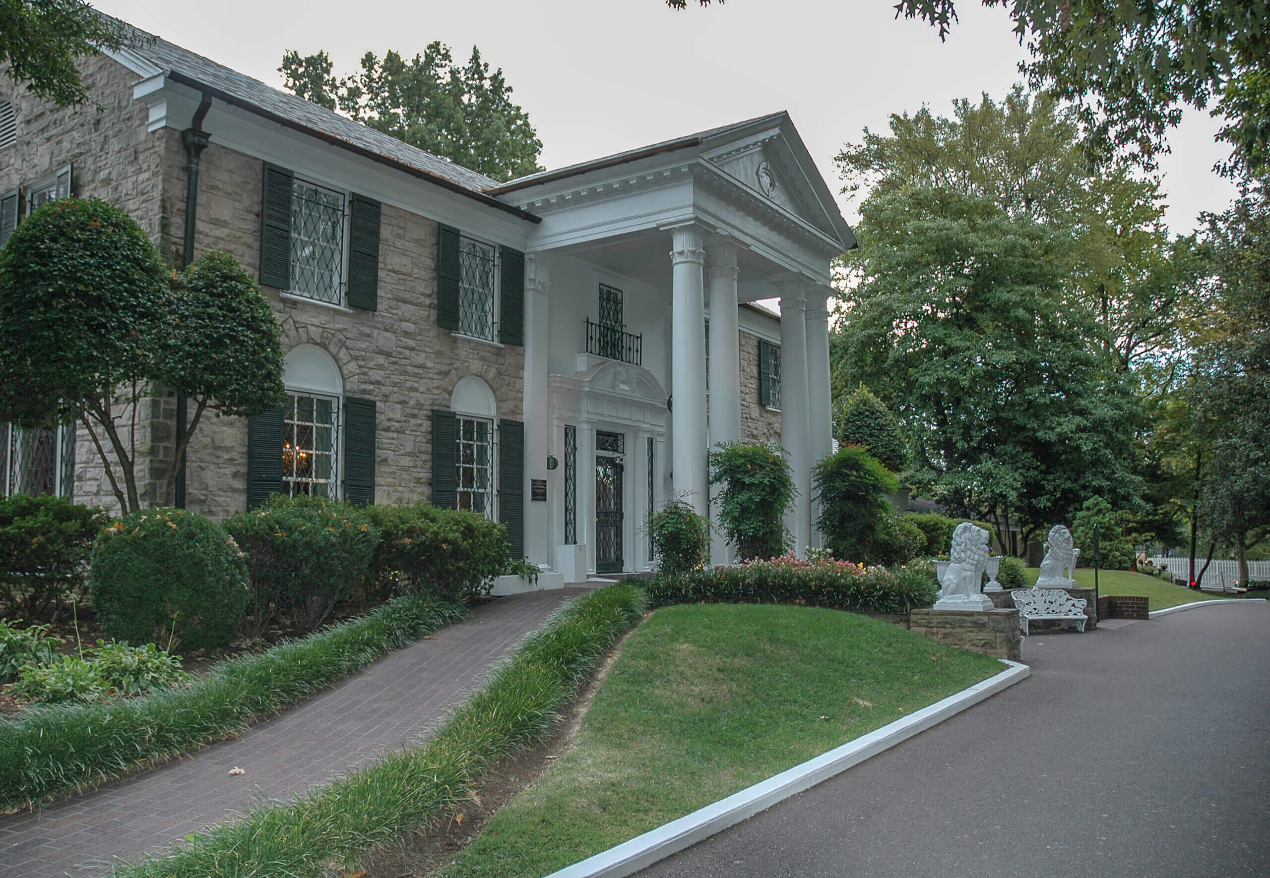 The view of a big mansion house in Graceland.