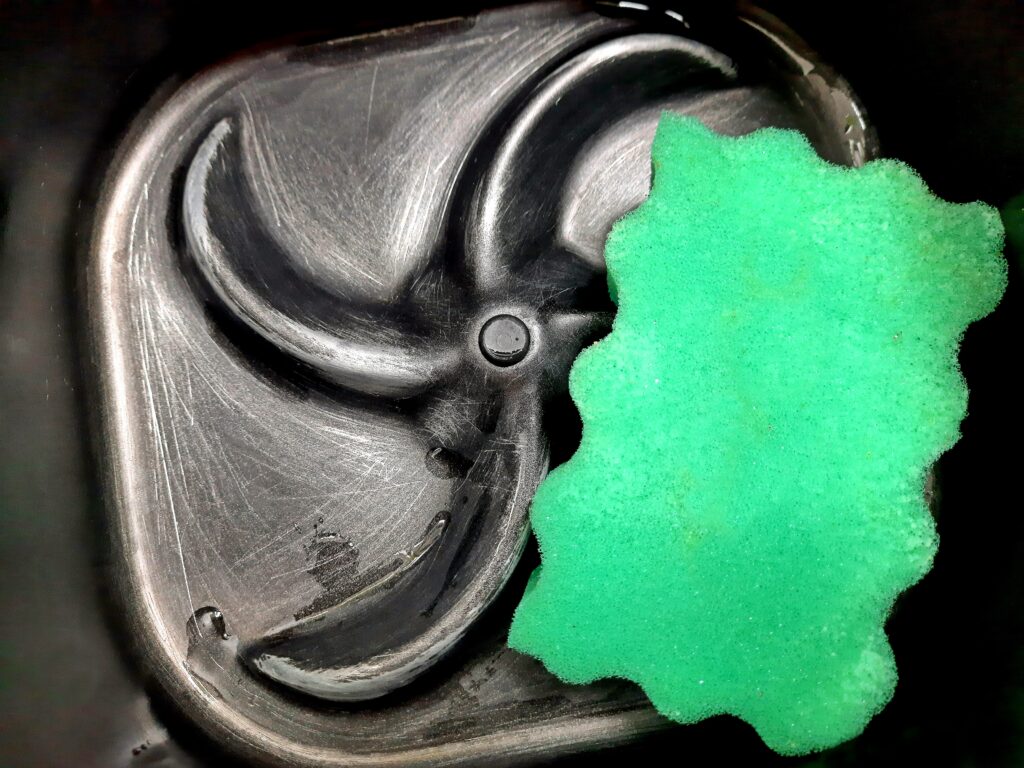 Cleaning air fryer by sponge.
