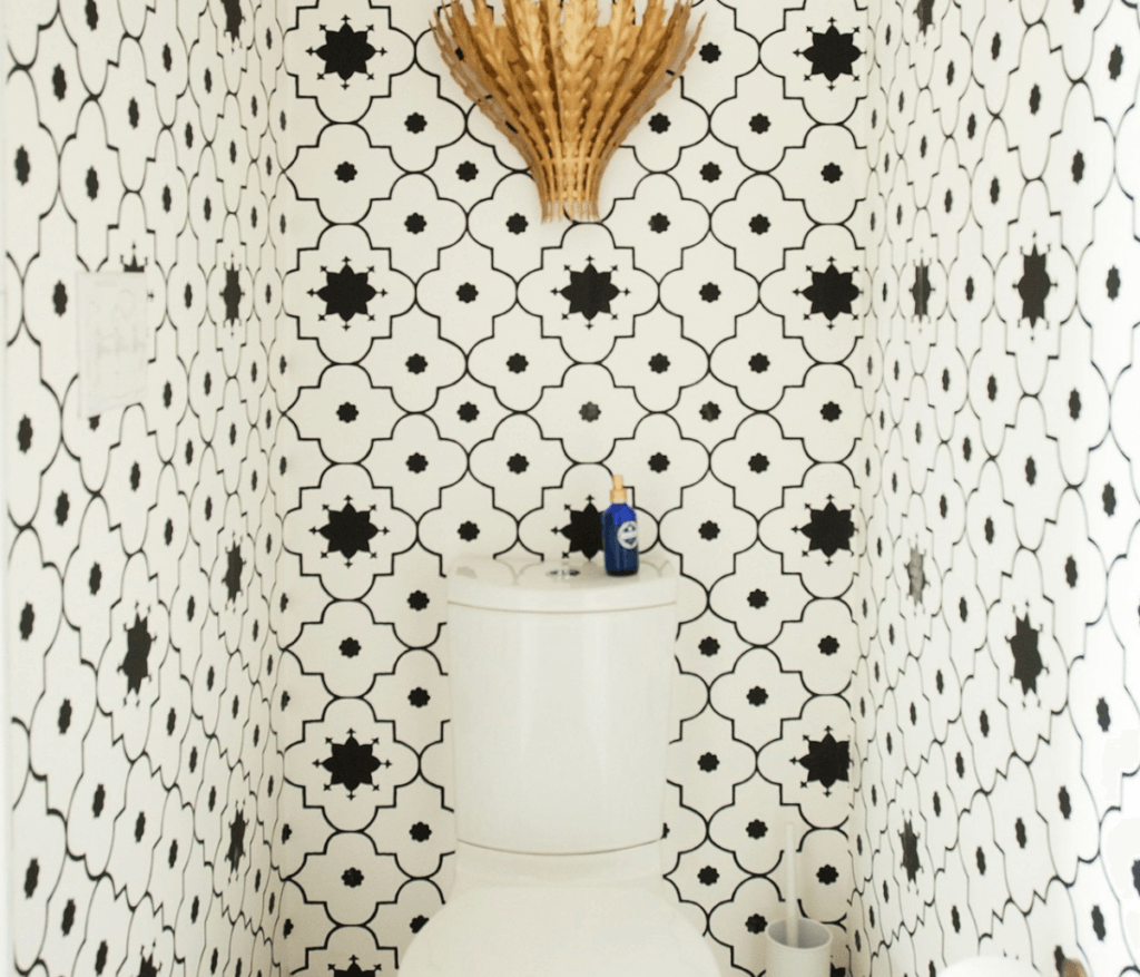 Eyecatching wallpaper in a bathroom