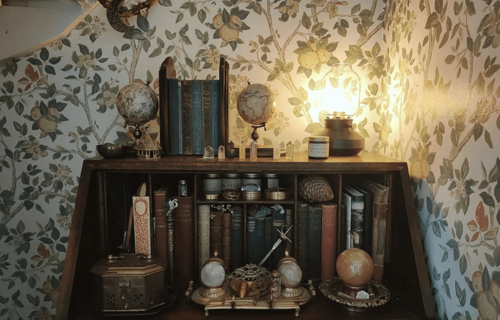 Dark academia decor style