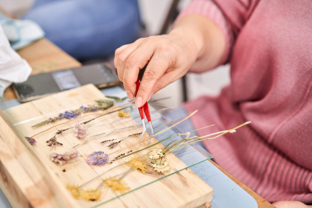 Master class on creating frame with Herbarium in tiffany technique in stained glass.