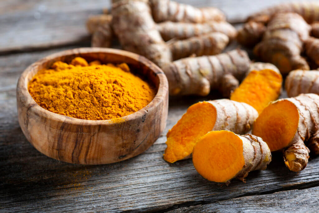 Curcuma longa, powder and rhizomes. Complementary medicine