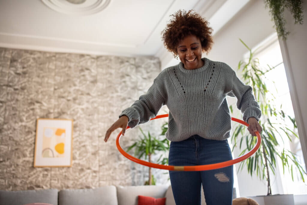 Woman spinning the hula hoop around her waist