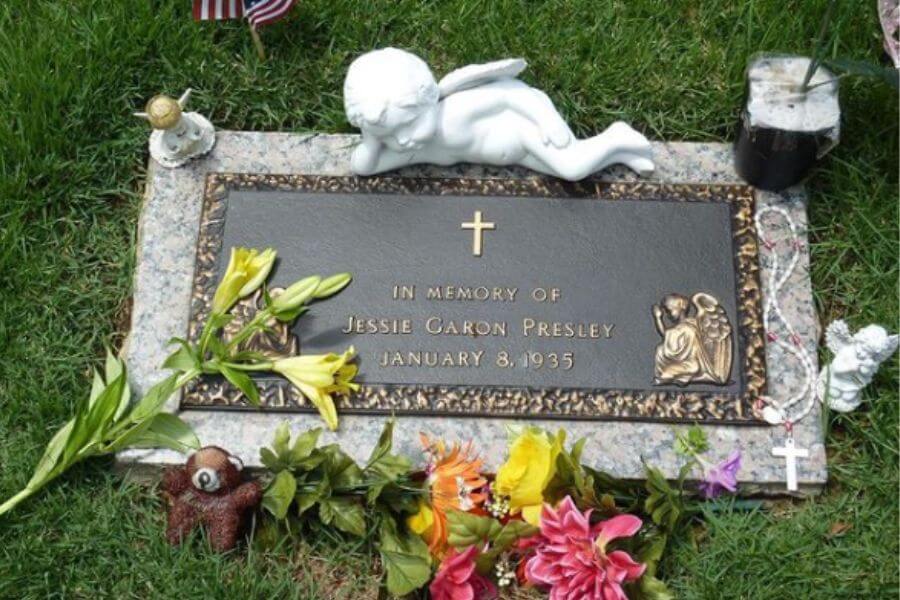 Cemetery headstone with the inscription "Jessie Garon Presley"