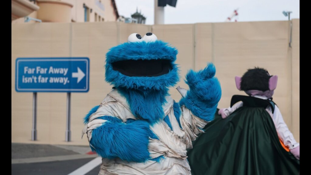 Cookie Monster parade dancing in Sesame Street Party in Universal studios.