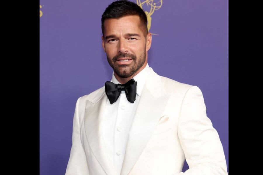 Ricky Martin wearing a suit in a red carpet event