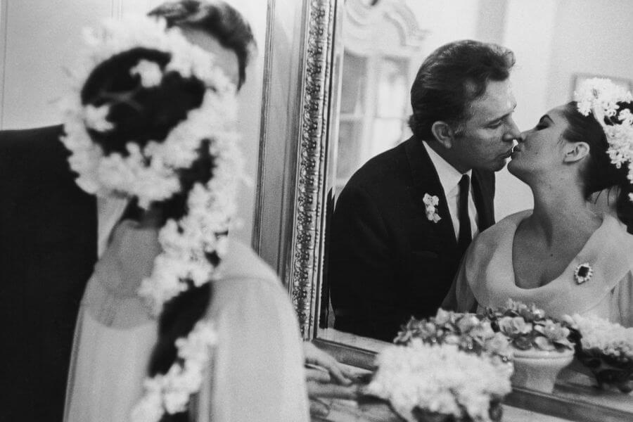 Richard BUrton and Elizabeth Taylor Kissing