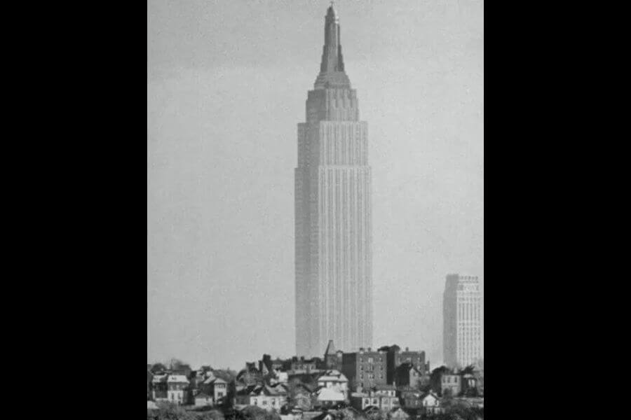 Black and white picture of the empire state