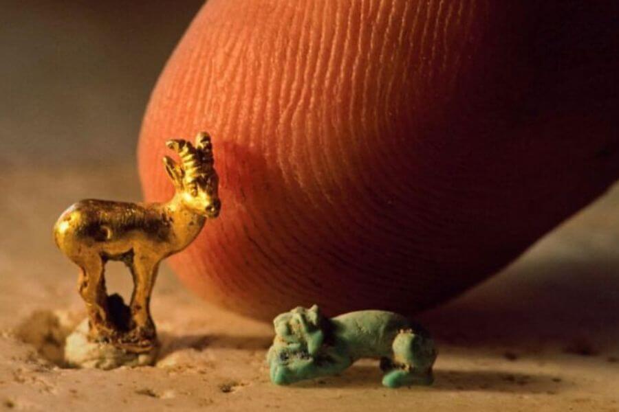 tiny golden deer shaped figurines 