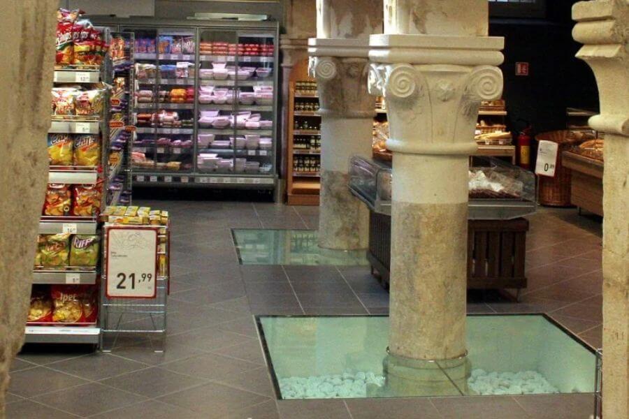 Grocery store with ancient roman collumns