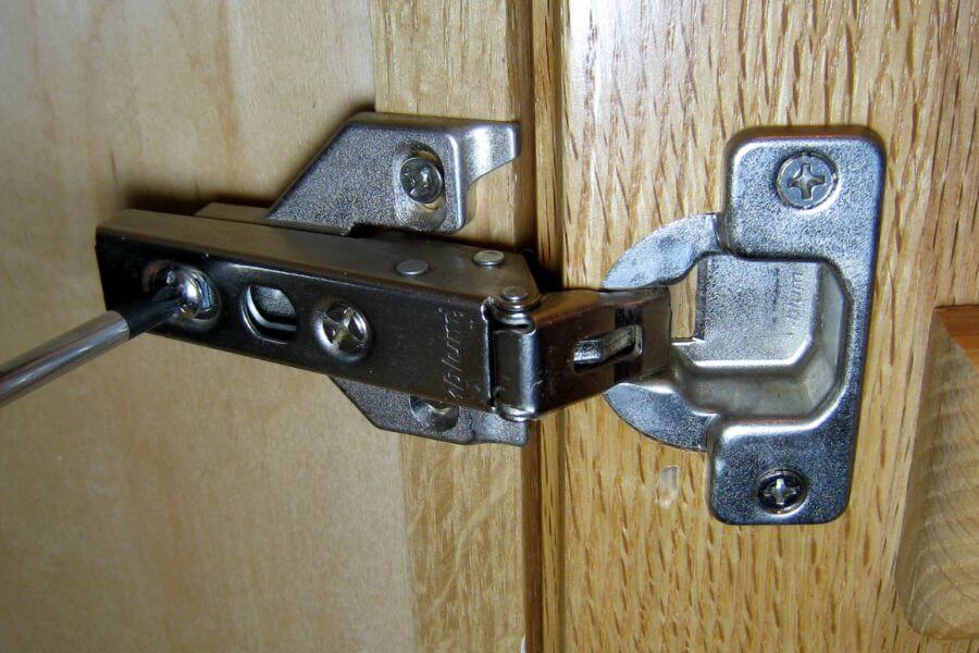 Soft-close hinges