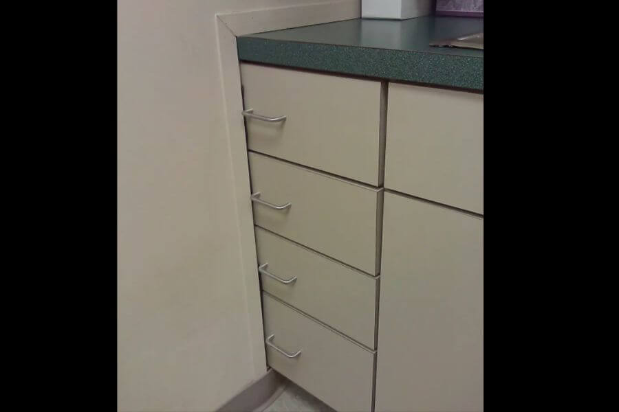 Badly install kitchen drawers