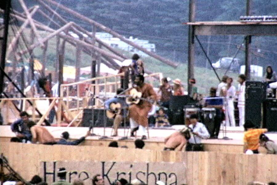 Richie Havens performing at woodstock