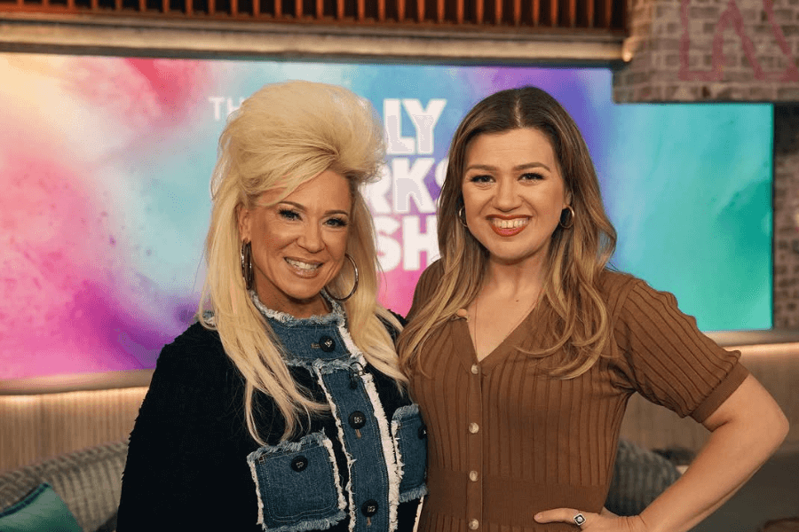 theresa caputo with kelly clarkson