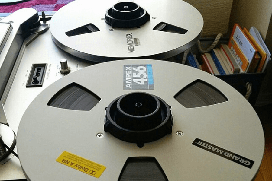 Reel-to-reel tape recorder