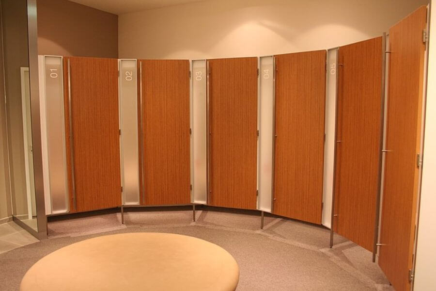 store wooden dressing rooms