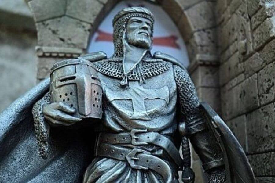 Silver statue of famous templar knight Hugo de Payens wearing a templar armour