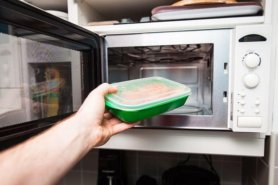 Lunch box and microwave oven