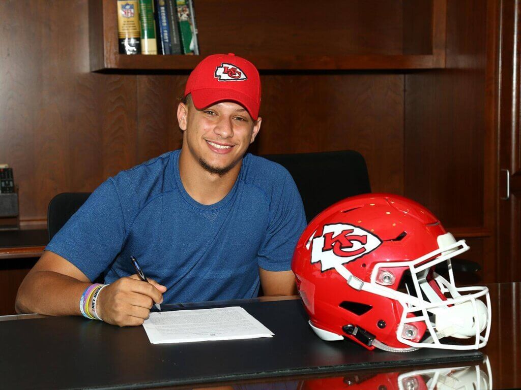Patrick Mahomes signing his nfl contract in 2017