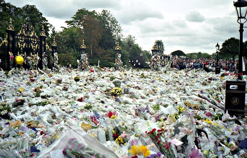 Flowers piled up at the door of Buckingham Palace