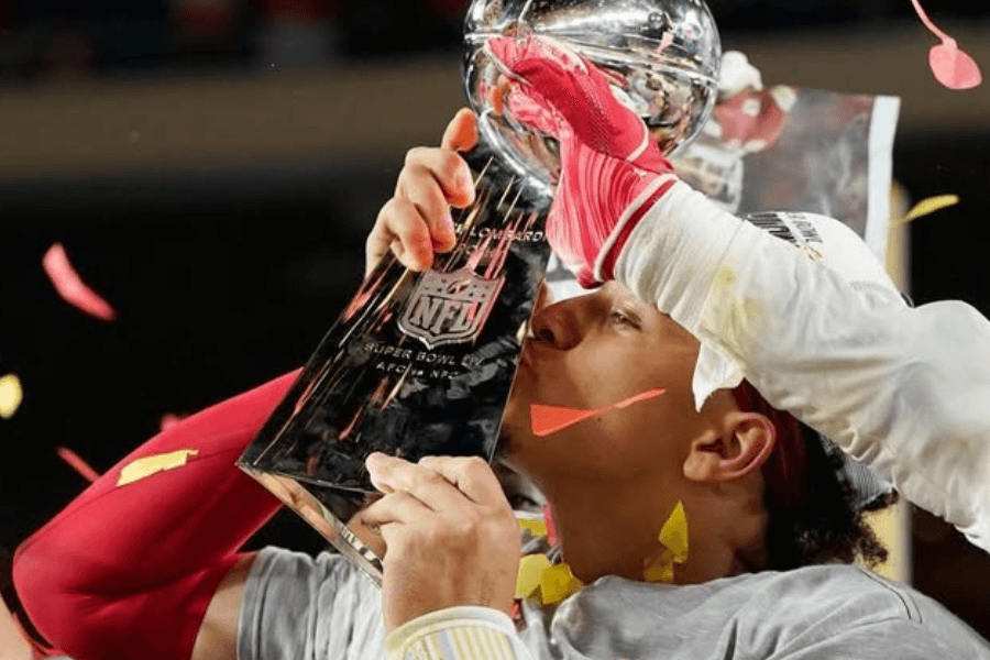 mahomes kissing trophy