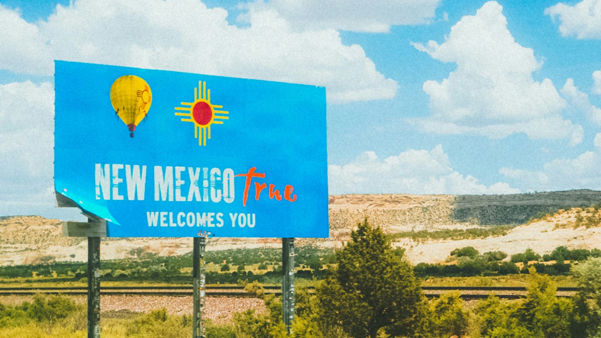 Blue sign at New Mexico Plaza welcoming visitors