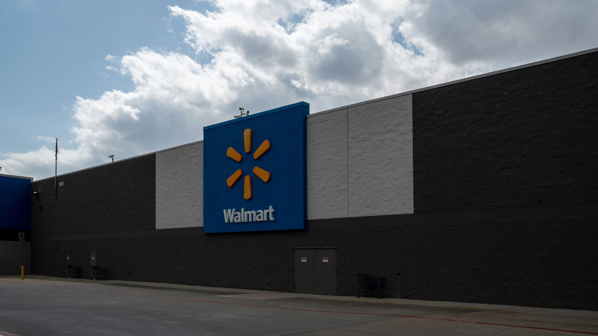 Barista tapping a card on a payment terminal