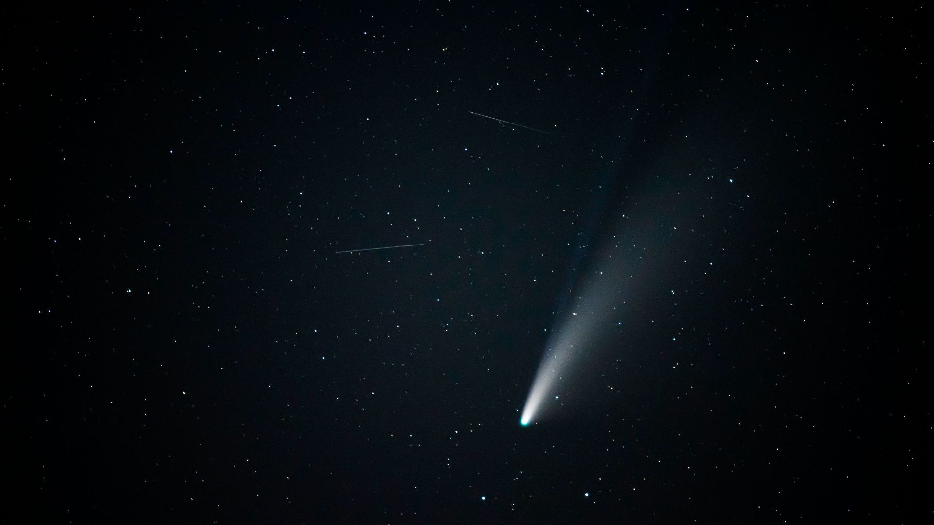 Conceptual image with multiple glowing comet trails, visually comparing sizes