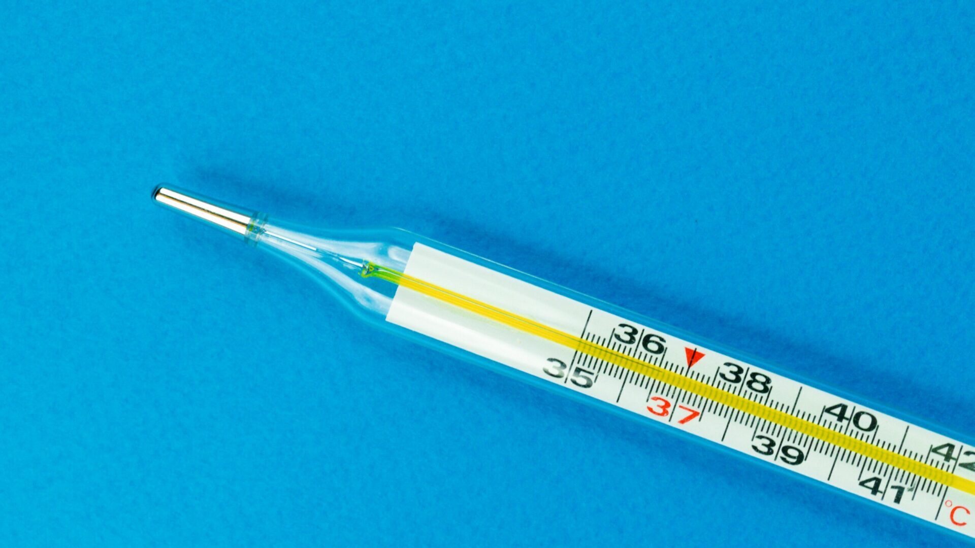 Thermometer showing high temperatures against a blue background indicating extreme heat