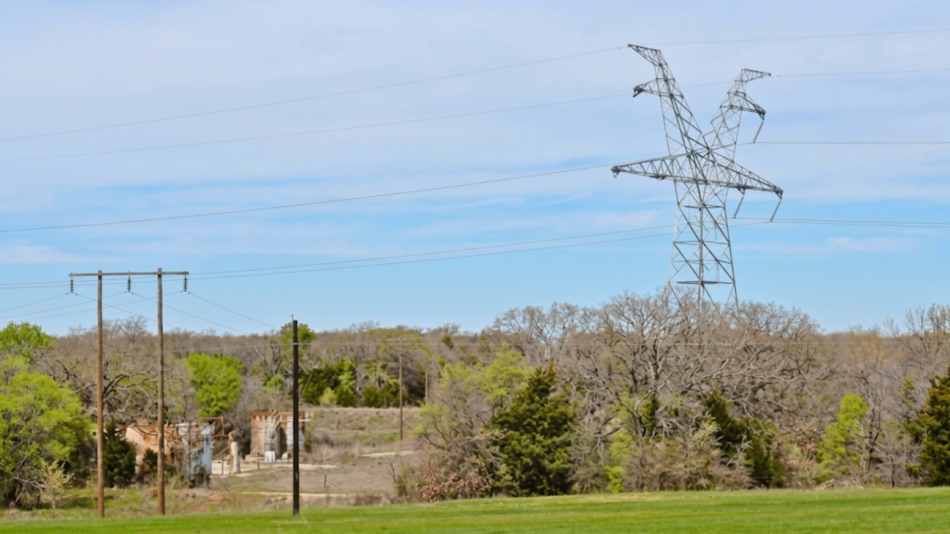 Power lines, electric power transmission in Texas.